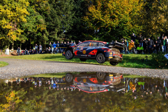 Großzügigen Fan Zones der CER bieten Besuchern eein sicheres Rallyevergnügen