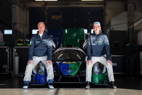 Ralf Schumacher gibt an der Seite von Sohn David (l-r) sein Motorsport-Comeback