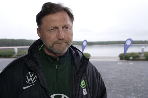 Im Interview spricht Cheftrainer Ralph Hasenhüttl u.a. über die Bedeutung des Fahrsicherheitstrainings sowie den bisherigen Saisonstart der Wölfe.