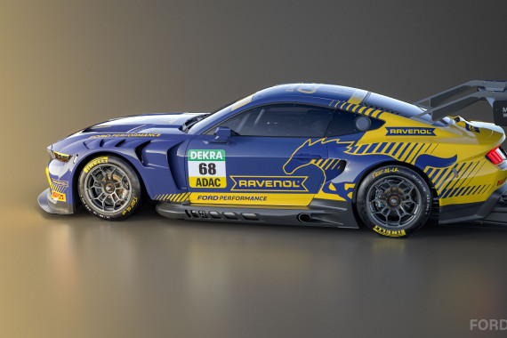 Einer der Mustang GT3 startet 2025 in den markanten Farben von Ravenol