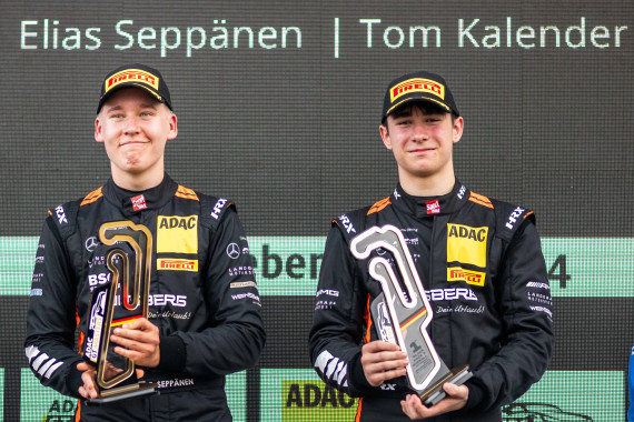 Elias Seppänen und Tom Kalender nach ihrem ersten Saisonerfolg in Oschersleben