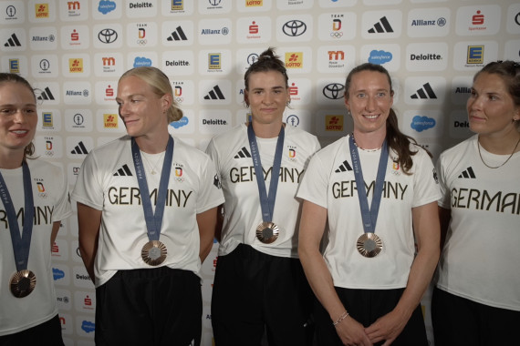 Im Interview sprechen die Bronzemedaillen-Gewinnerinnen Pia Greiten, Tabea Schendekehl, Leonie Menzel und Maren Völz sowie Ersatzfrau Frauke Hundeling u.a. über ihren Bronze-Erfolg im Wassersportstadion von Vaires-sur-Marne.