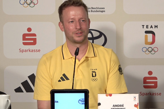 Im Rahmen der Pressekonferenz spricht der Bundestrainer der Hockeynationalmannschaft André Henning u.a. darüber, wie er die Schlussphase des Finalspiels wahrgenommen hat und die Szene rund um Jean-Paul Danneberg nach Abpfiff bewertet.