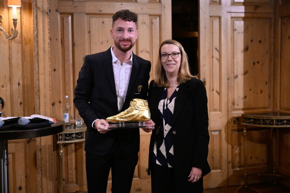 Bianca Garloff (Redakteurin AutoBild Motorsport) übergab Bortolotti den Goldenen Schuh in Berlin