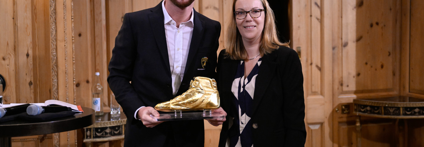 Bianca Garloff (Redakteurin AutoBild Motorsport) übergab Bortolotti den Goldenen Schuh in Berlin