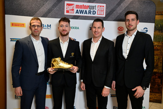 Freude über den Goldenen Schuh: Rouven Mohr (CTO von Lamborghini), Mirko Bortolotti, Stefan Schlund (Teameigner SSR Performance) und Mario Schuhbauer (Teamchef SSR Performance) (l-r)