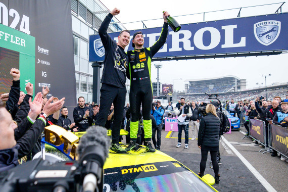 Stefan Schlund (Teameigner SSR Performance) und Bortolotti (l-r) jubelten gemeinsam in Hockenheim