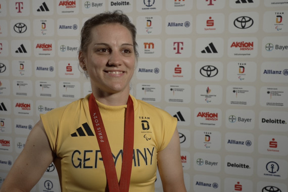 Im Interview spricht Bronzemedaillengewinnerin Maike Hausberger über ihren "Fluch der vierten Plätze" und wie sie ihn gebrochen hat. Außerdem beschreibt sie die Stimmung im vollen Velodrome von Paris.