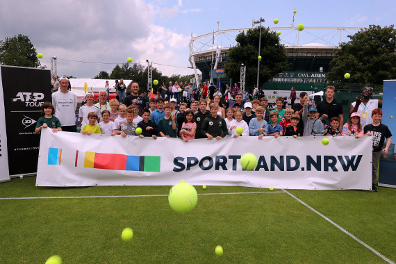 Kindertraining auf Court 1 – mit Unterstützung von Sportland.NRW und Dunlop