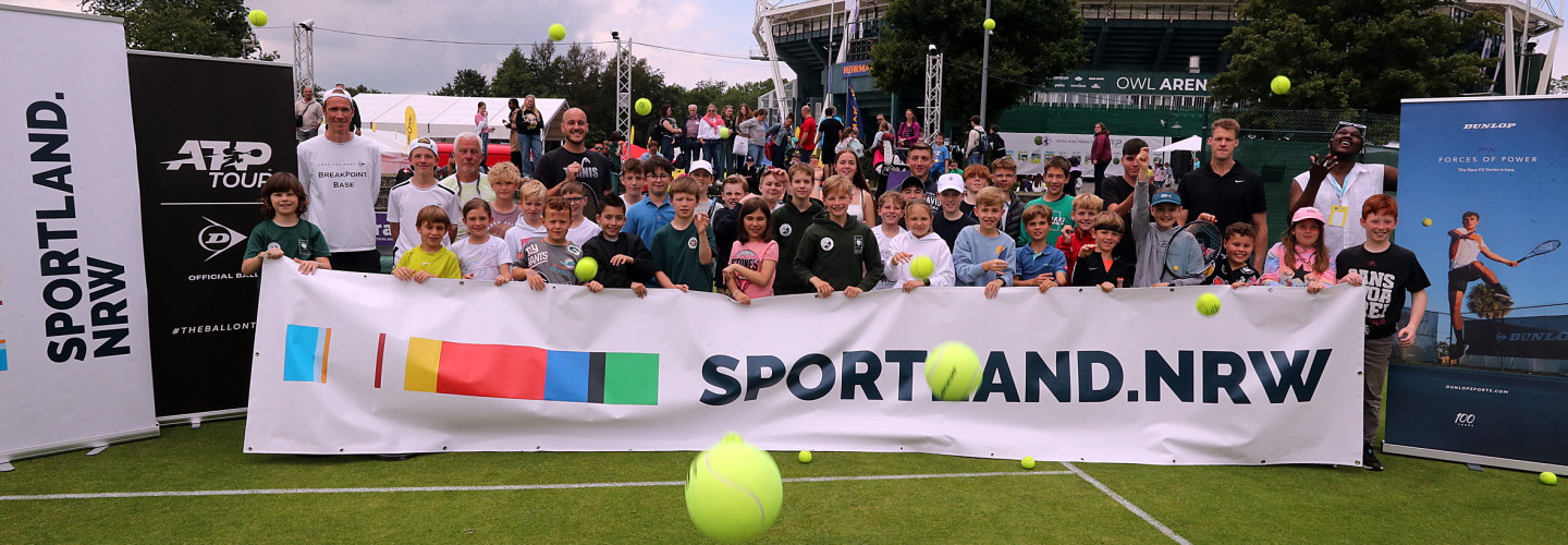 Kindertraining auf Court 1 – mit Unterstützung von Sportland.NRW und Dunlop