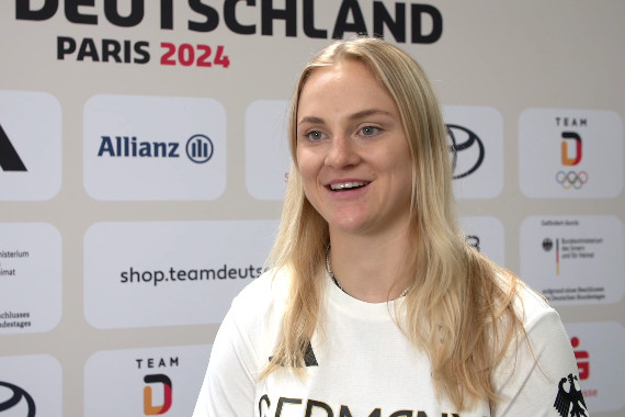 Im Interview spricht Bahnradfahrerin Lea Friedrich u.a. über ihre Vorfreude auf die Olympischen Spiele in Paris und über die Besonderheiten der neuen Kollektion für Team Deutschland.