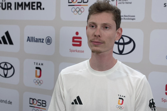 Im Interview spricht Hochspringer Tobias Potye u.a. darüber, wie er trotz seiner verletzungsbedingten EM-Pause auf die Olympischen Spiele blickt und über seine Lieblingsteile der neuen Team Deutschland Kollektion.
