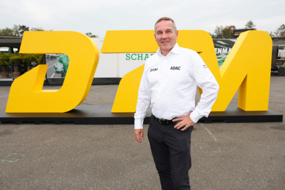 ADAC Motorsportchef Thomas Voss vor dem neuen DTM-Logo