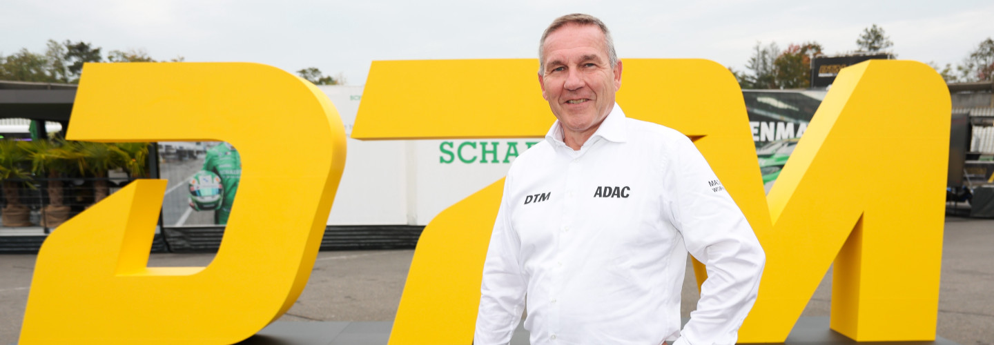 ADAC Motorsportchef Thomas Voss vor dem neuen DTM-Logo