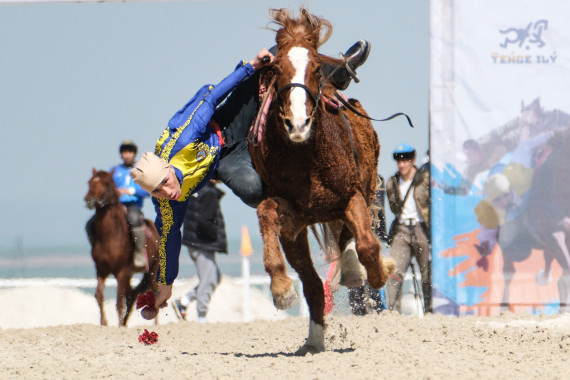 Beim „Kokpar“ muss der Reiter in vollem Galopp kleine Sandsäcke vom Boden aufheben