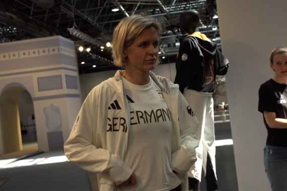 Schnittbilder zur Einkleidung von Team Deutschland mit dem Beachvolleyball-Duo Laura Ludwig und Louisa Lippmann sowie Leichtathletin Alexandra Burghardt.