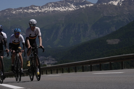 Footage von Tim Hellwig, der sich im Höhentrainingslager in der Schweiz auf sein Saisonhighlight vorbereitet hat, beim Rad-Training.