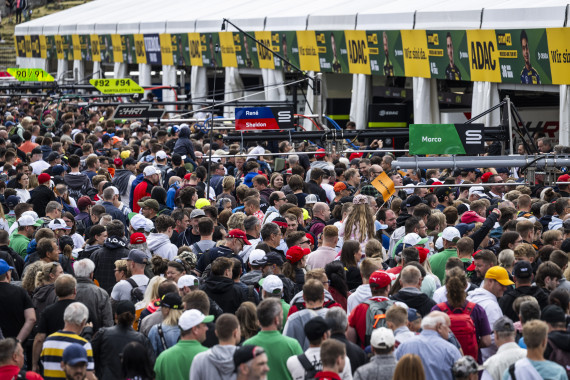 Beim Pitwalk kommen Fans den PS-starken Fahrzeugen und den DTM-Stars ganz nah