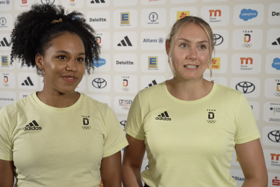 Im Interview sprechen Laura Nolte und Deborah Levi, Olympiasiegerinnen im Zweierbob, u.a. über die Stimmung im Deutschen Haus und der Fan Zone sowie die Bedeutung einer möglichen deutschen Olympiabewerbung.