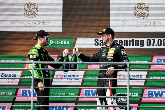 Mirko Bortolotti und Maro Engel (l-r) feiern auf dem DTM-Podium