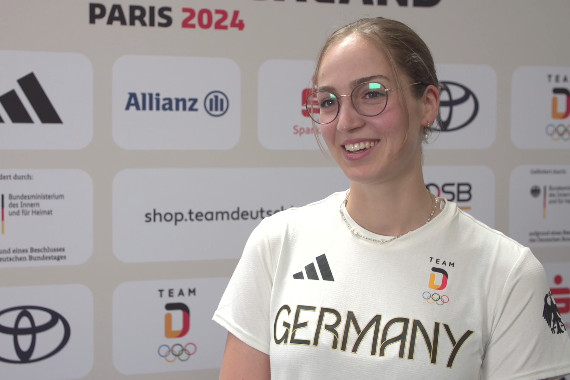 Im Interview spricht die Sportschützin und Weltmeisterin Anna Janßen u.a. darüber, wie besonders die Einkleidung für Olympia ist und über ihr Ziel, eine Goldmedaille bei den Wettkämpfen zu erhalten.