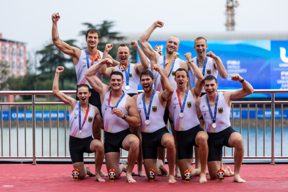 Deutsche Ruderer bei der Medaillenvergabe bei den FISU Games 2023 in Chengdu