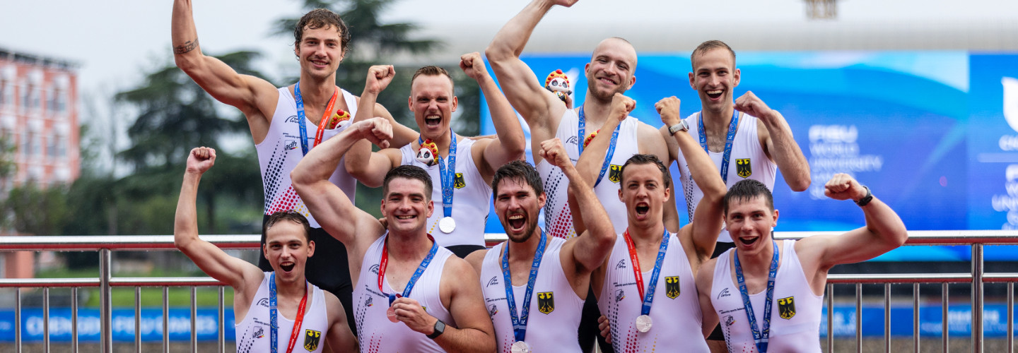 Deutsche Ruderer bei der Medaillenvergabe bei den FISU Games 2023 in Chengdu