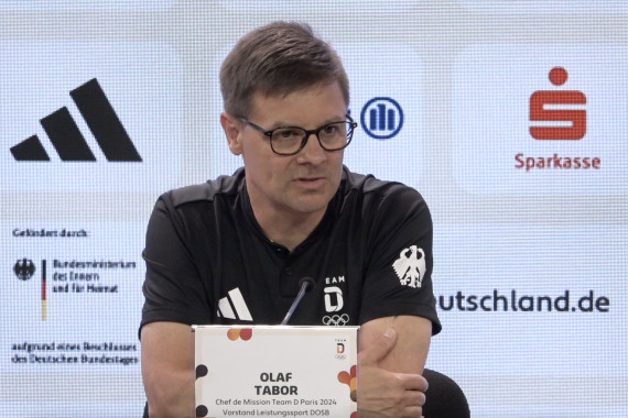 Im Rahmen der Pressekonferenz ordnete der Chef de Mission Olaf Tabor u.a. die Leistung der deutschen Sportler*innen im Vergleich zu anderen Nationen ein und äußerte sich zur Kritik am DOSB.