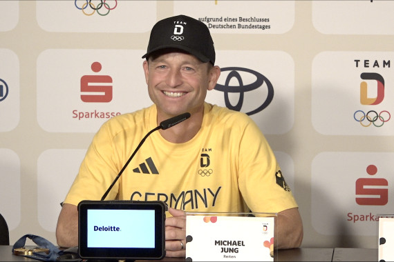 Im Rahmen der Pressekonferenz spricht Goldmedaillen-Gewinner Michael Jung u.a. über seinen gestrigen Wettkampf und den besonderen Empfang im Deutschen Haus Paris.