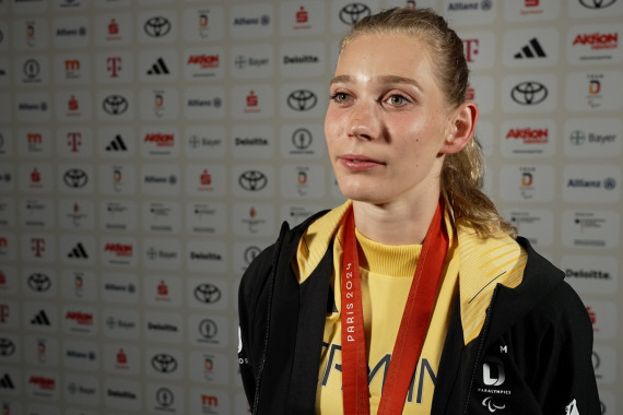 Im Interview spricht Para-Leichtathletin Lindy Ave über die Bronzemedaille, die sie im 400m-Rennen am vorletzten Tag der Paralympics gewonnen hat.