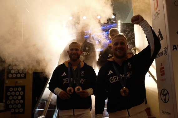 Footage vom sogenannten Medal Walk und dem anschließenden Bühnentalk mit den Olympiasiegern im Kajak-Vierer Max Rendschmidt, Max Lemke, Jacob Schopf und Tom Liebscher-Lucz.