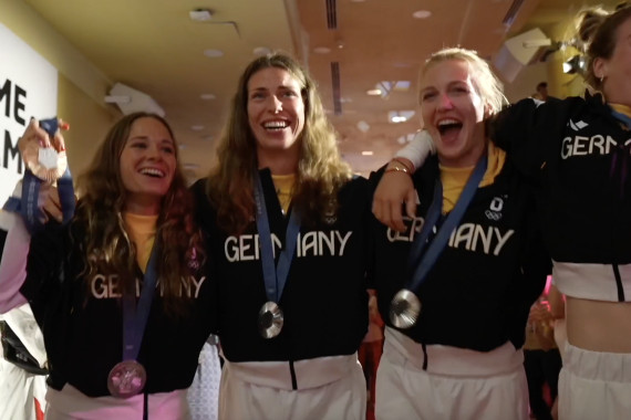 Footage vom sogenannten Medal Walk und dem anschließenden Bühnentalk mit den Olympiazweiten im Kajak-Vierer Paulina Paszek, Jule Hake, Pauline Jagsch und Sarah Brüssler.