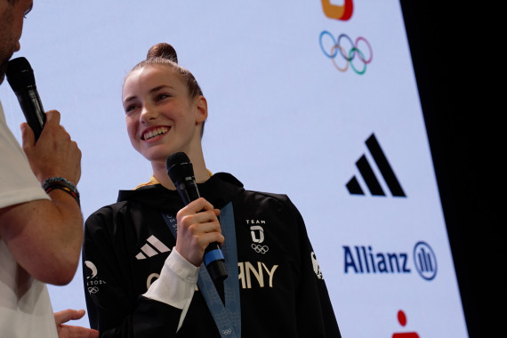 Footage vom sogenannten Medal Walk und dem anschließenden Bühnentalk mit der Olympiasiegerin Daria Varfolomeev.