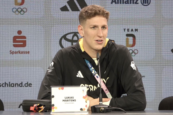 Auf der Pressekonferenz im Deutschen Haus hat Olympiasieger Lukas Märtens u.a. darüber gesprochen, ob er den Triumph bereits realisiert hat, wie er die Diskussion um die Wasserqualität in der Seine bewertet und ob er sich Olympische Spiele in Deutschland wünscht.