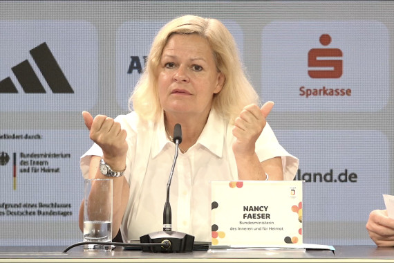 Im Rahmen der Pressekonferenz spricht Bundesministerin des Innern und für Heimat Nancy Faeser u.a. über die Zusammenarbeit mit dem DOSB hinsichtlich der Bewerbung sowie den positiven Effekt der Austragung Olympischer Spiele.