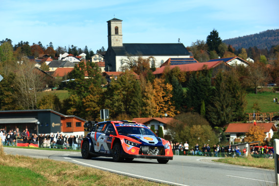 Mit seinem dritten Platz sicherte sich WRC-Tabellenführer Thierry Neuville (Hyundai) mit Co-Pilot Martijn Wydaeghe wichtige Punkte im Kampf um den Weltmeistertitel und reist als Favorit zum Finale nach Japan