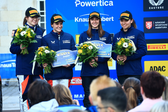 Nachdem sie bei der Central European Rallye beeindruckende Leistungen gezeigt haben, werden die Finalistinnen des Beyond Rally Women's Driver Development Programme, Lyssia Baudet (2. v. r.) und Claire Schönborn (2. v. l.), die nächstjährige WRC Rally Schweden in Angriff nehmen.