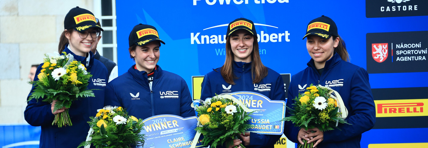 Nachdem sie bei der Central European Rallye beeindruckende Leistungen gezeigt haben, werden die Finalistinnen des Beyond Rally Women's Driver Development Programme, Lyssia Baudet (2. v. r.) und Claire Schönborn (2. v. l.), die nächstjährige WRC Rally Schweden in Angriff nehmen.