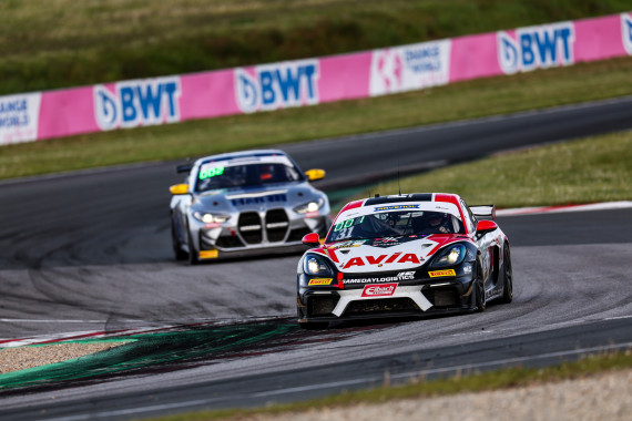 Titelduell zwischen dem Porsche von Zulauf Knopp (vorne) und dem BMW von Schrey Piana