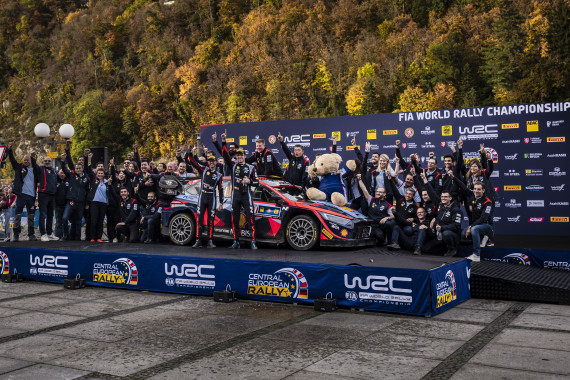 Vor der Siegerehrung vor dem Rathaus von Passau passieren die besten Rallyepiloten der Welt eine fast 1.600 km lange Route, auf der über 300 km Wertungsprüfungen auf sie warten