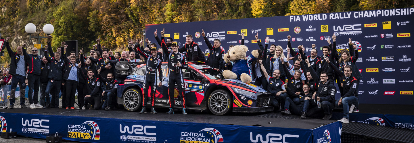 Vor der Siegerehrung vor dem Rathaus von Passau passieren die besten Rallyepiloten der Welt eine fast 1.600 km lange Route, auf der über 300 km Wertungsprüfungen auf sie warten