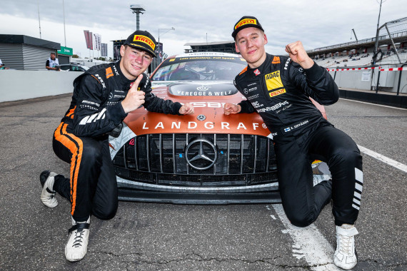 Tom Kalender und Elias Seppänen (l-r) bejubeln auf dem Hockenheimring ihren Titelgewinn