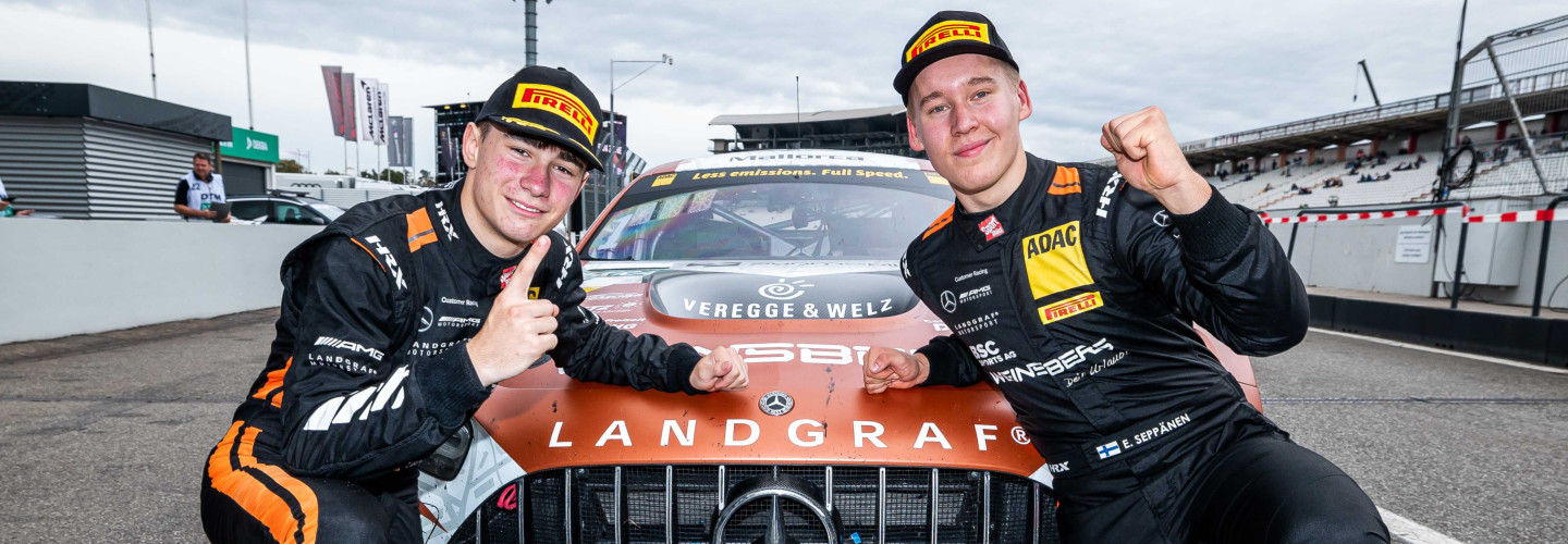 Tom Kalender und Elias Seppänen (l-r) bejubeln auf dem Hockenheimring ihren Titelgewinn