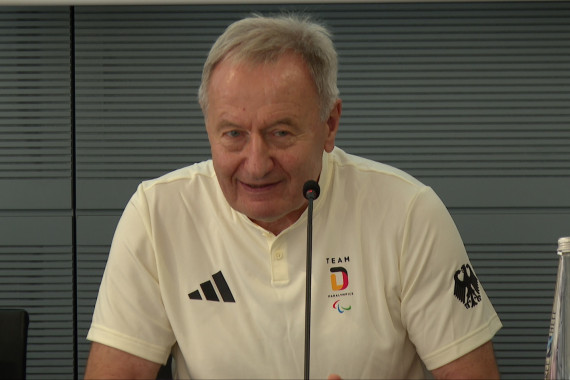 In der Pressekonferenz spricht Friedhelm Julius Beucher über die Paralympischen Spiele in Paris.