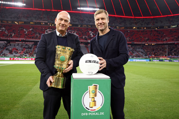 Peter Knap, CEO DERBYSTAR (links) & Dr. Holger Blask, Vorsitzender der Geschäftsführung der DFB GmbH & Co. KG (rechts)