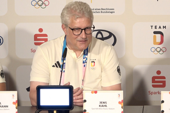 Sportdirektor Jens Kahl spricht auf der Pressekonferenz u.a. über die sportlichen Ziele seines Kanuteams bei Olympia und darüber, inwiefern sich die olympischen Wettkämpfe von anderen Wettbewerben unterscheiden.