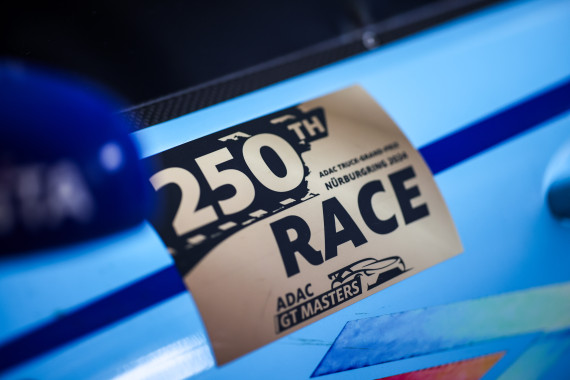 Ein Jubiläumsaufkleber zierte die GT3-Boliden beim 250. Rennen