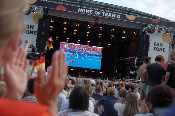 Footage aus der Fan Zone, unter anderem mit Sarah Wellbrock und den Fans von Team Deutschland während der Halbfinal-Spiele der Basketballer, Beachvolleyballer und dem Finalspiel der Hockey-Herren.