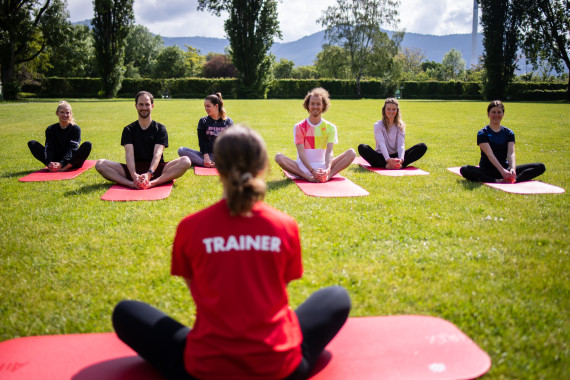 Bild von einem Trainer mit einer Sportgruppe