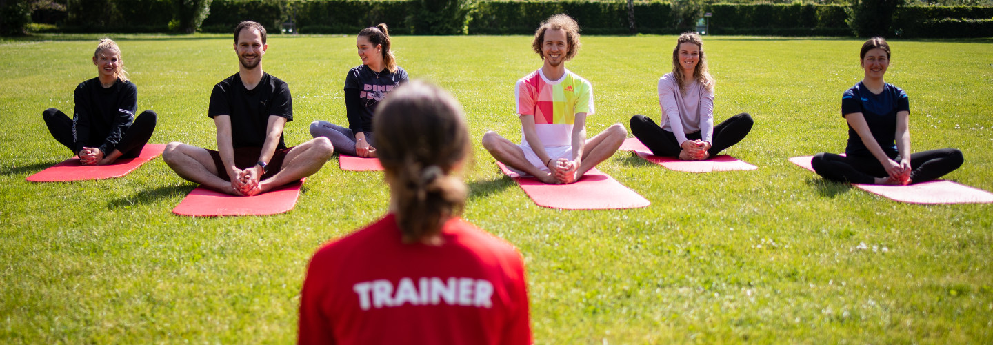 Bild von einem Trainer mit einer Sportgruppe